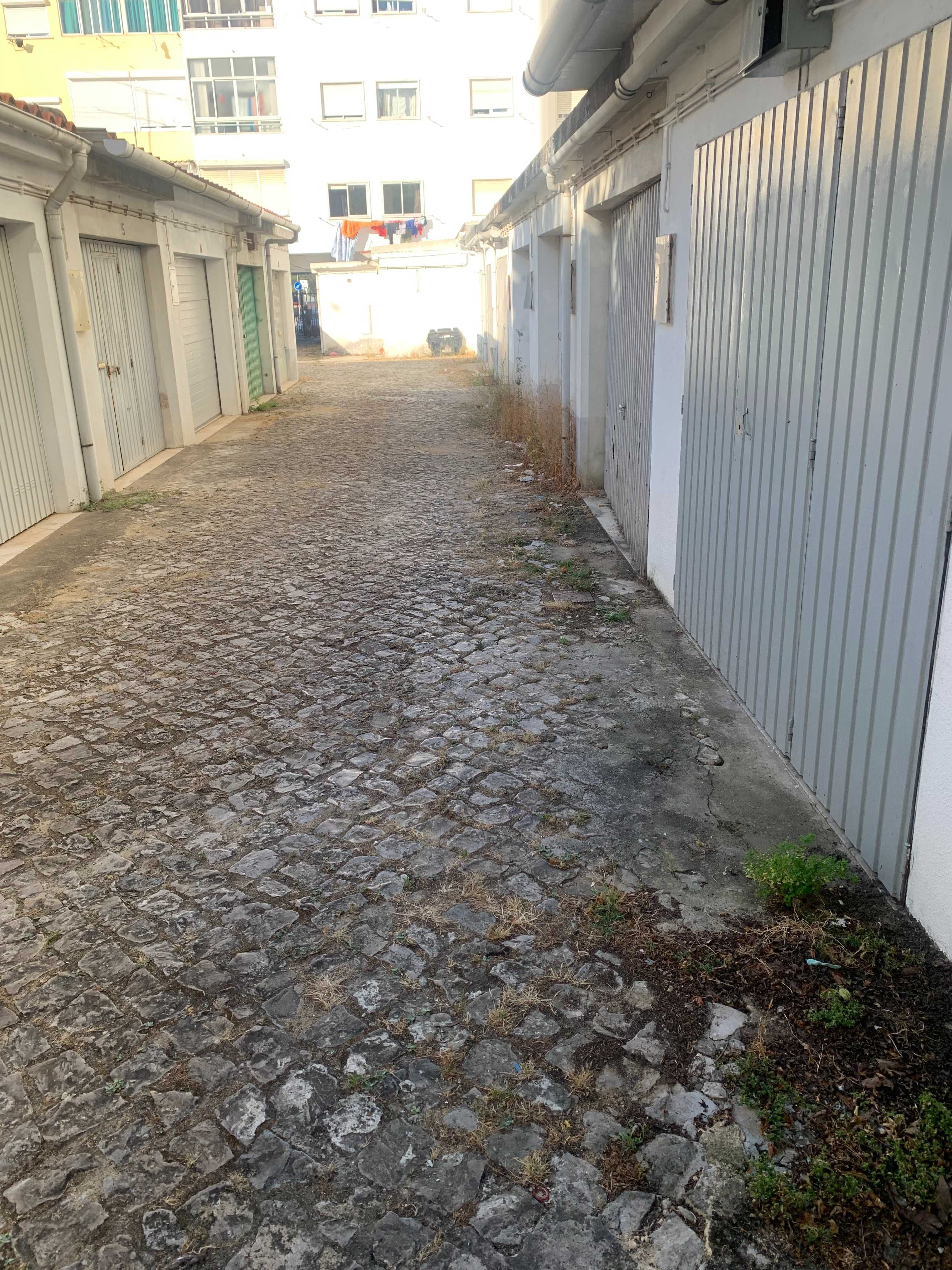 Garagem -Amora ( Bom Negócio)
