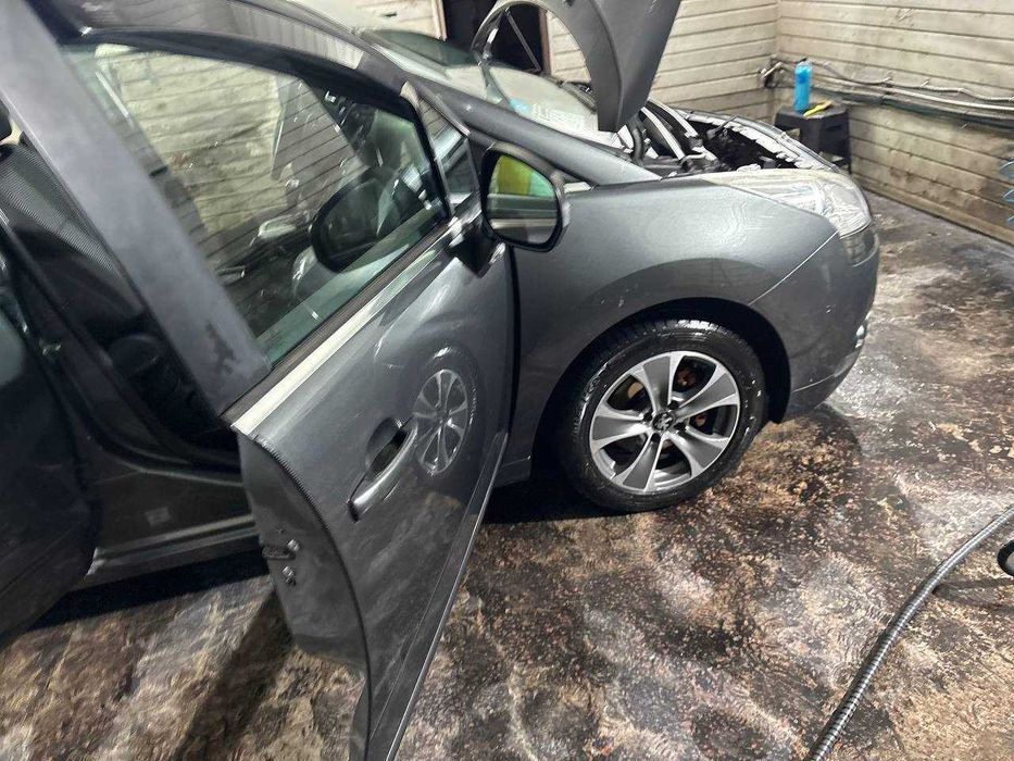 Peugeot 5008 • 2010 рік • 6 500 $