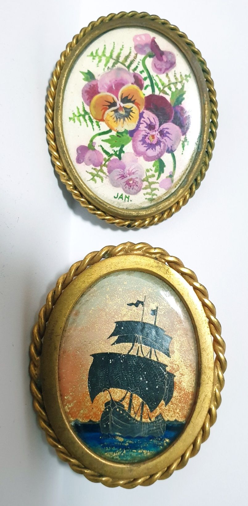 Lindas pregadeiras vintage com pinturas miniaturas