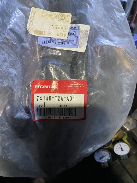 Уплотнитель капота Honda Accord 13-17 74146T2AA01