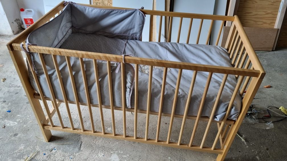 Cama de bebe em madeira com estrado com niveis d altura