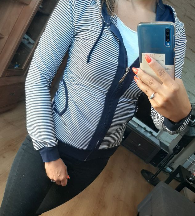 Bluza w biało-granatowe paski, zapinana na zamek.
