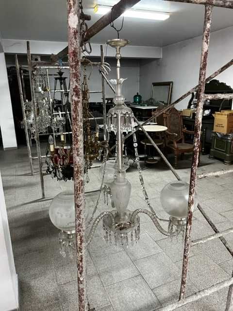 Candeeiros diversos em lustre de cristais antigos