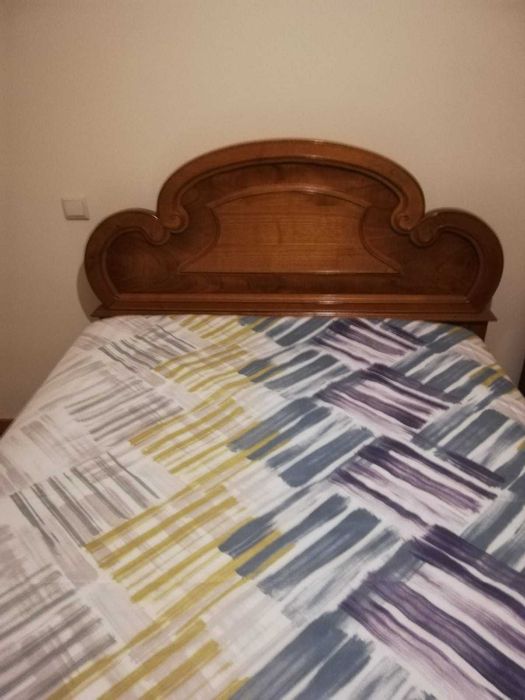 Cama Casal e Lavatório com torneira.