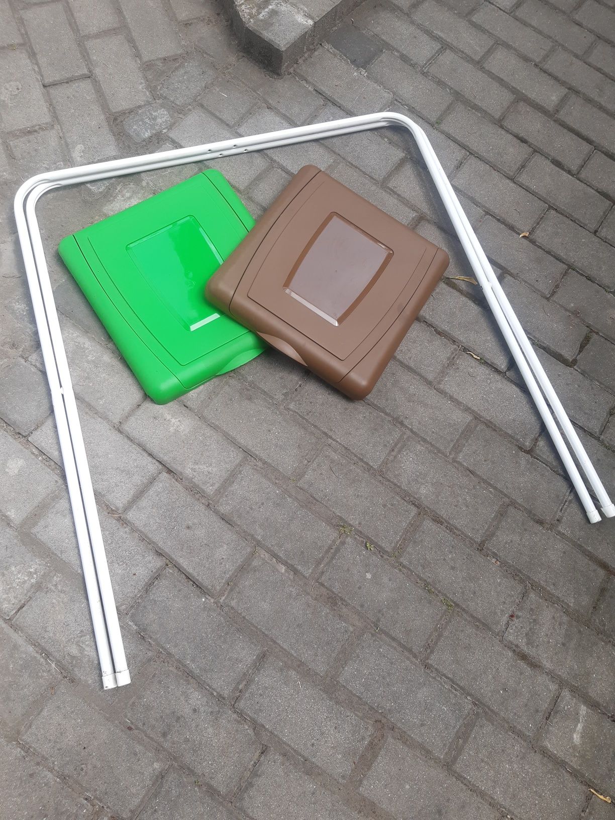 Stojak do segregacji śmieci i odpadów zielonych