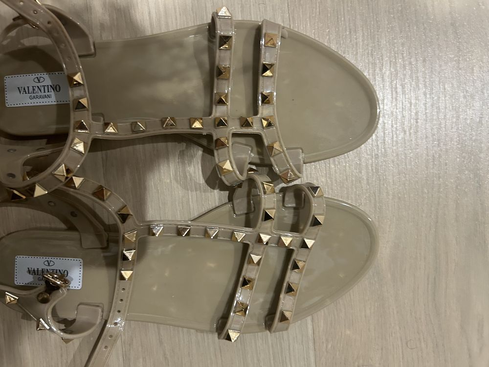 Sandalias bege tcom taxas douradas