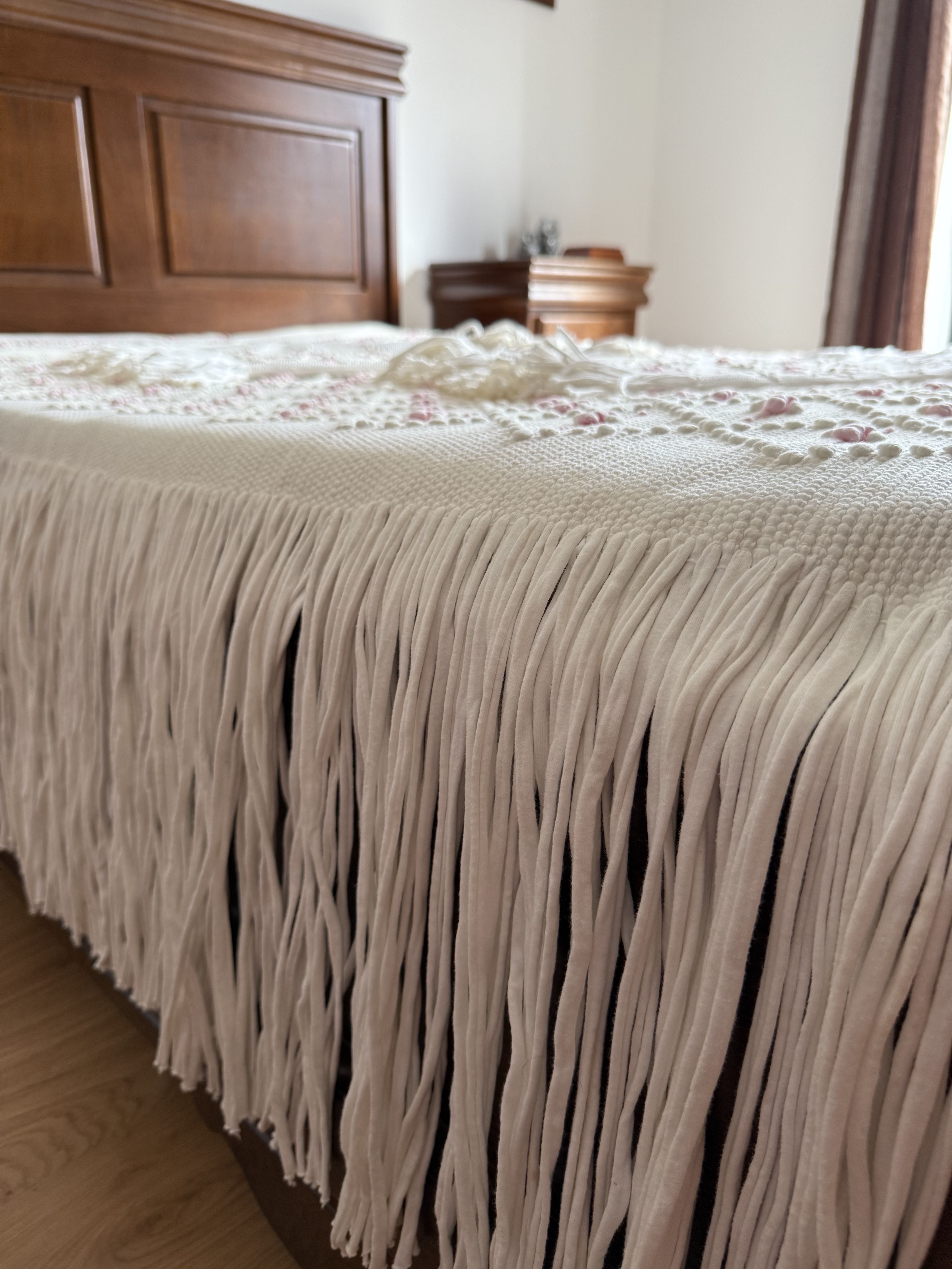 Colcha de cama com pormenores cor de rosa a bom preço