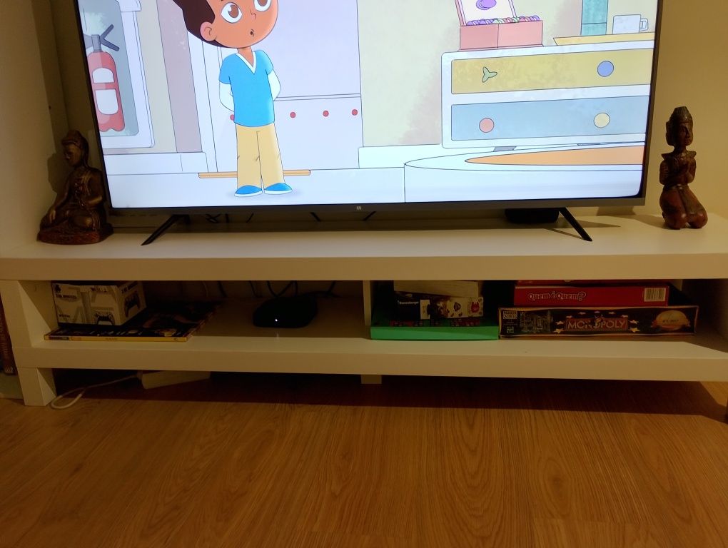 Móvel TV branco.