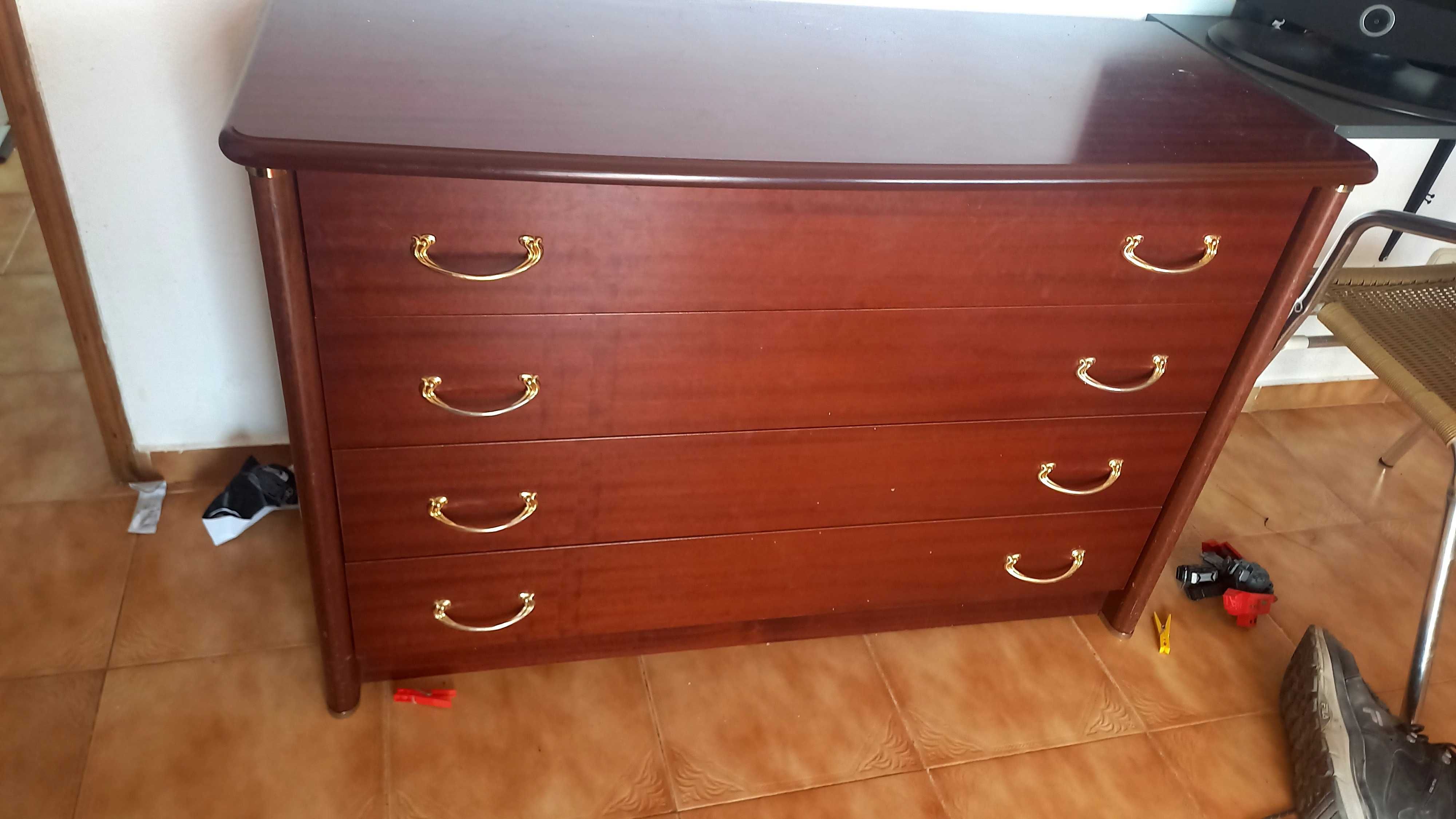 Vendo comoda com 4 gavetas