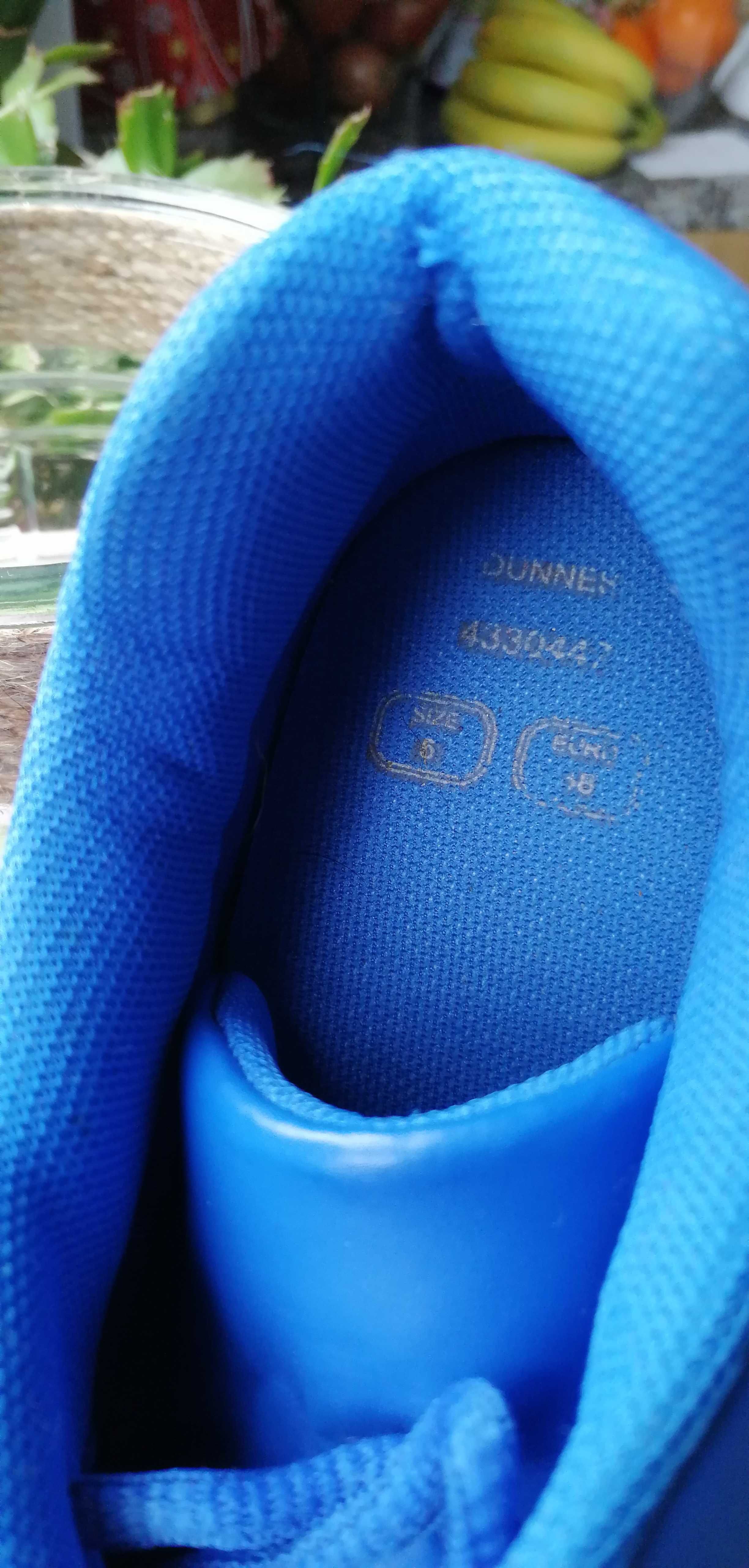 Niebieskie buty sportowe typu adidasy
