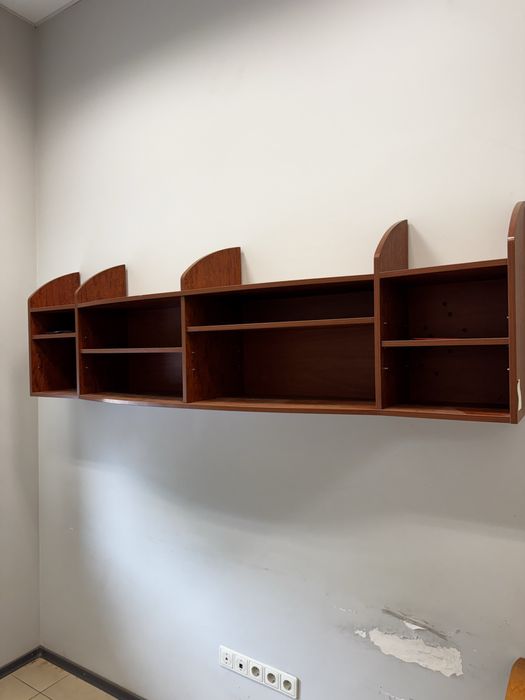 Поличці, вітрини, стіл, шафа