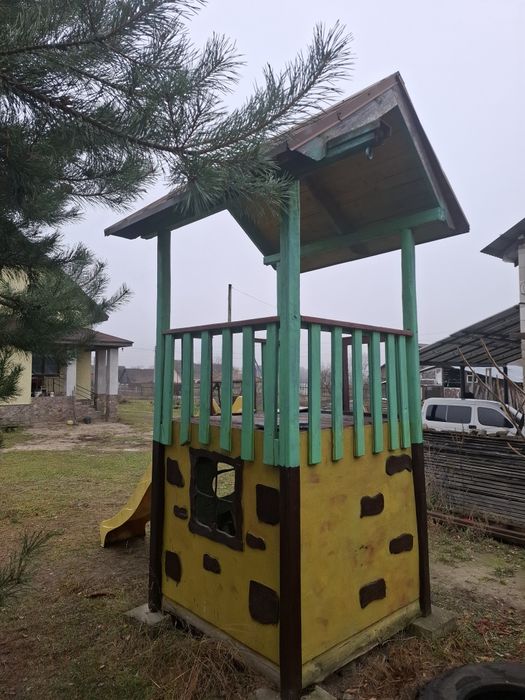 Дерев'яний дитячий будиночок з гіркою