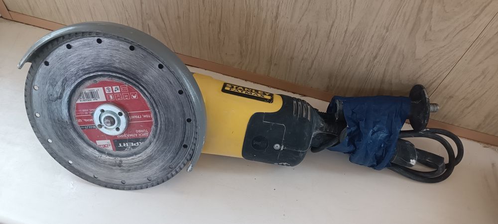 Болгарка(230мм) (угловая шлифмашина) Stanley FatMax FMEG232