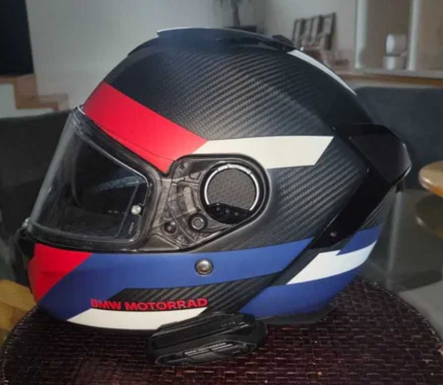 Capacete BMW Xomo Carbon
Com aparelho de comunicação BMW Com U1