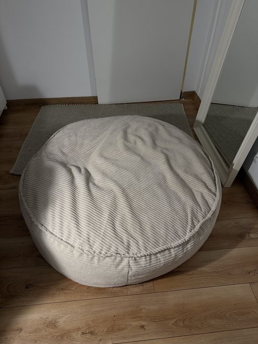 Pluszowa beżowa pufa