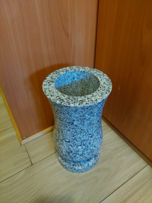 Waznon nagrobny granitowy