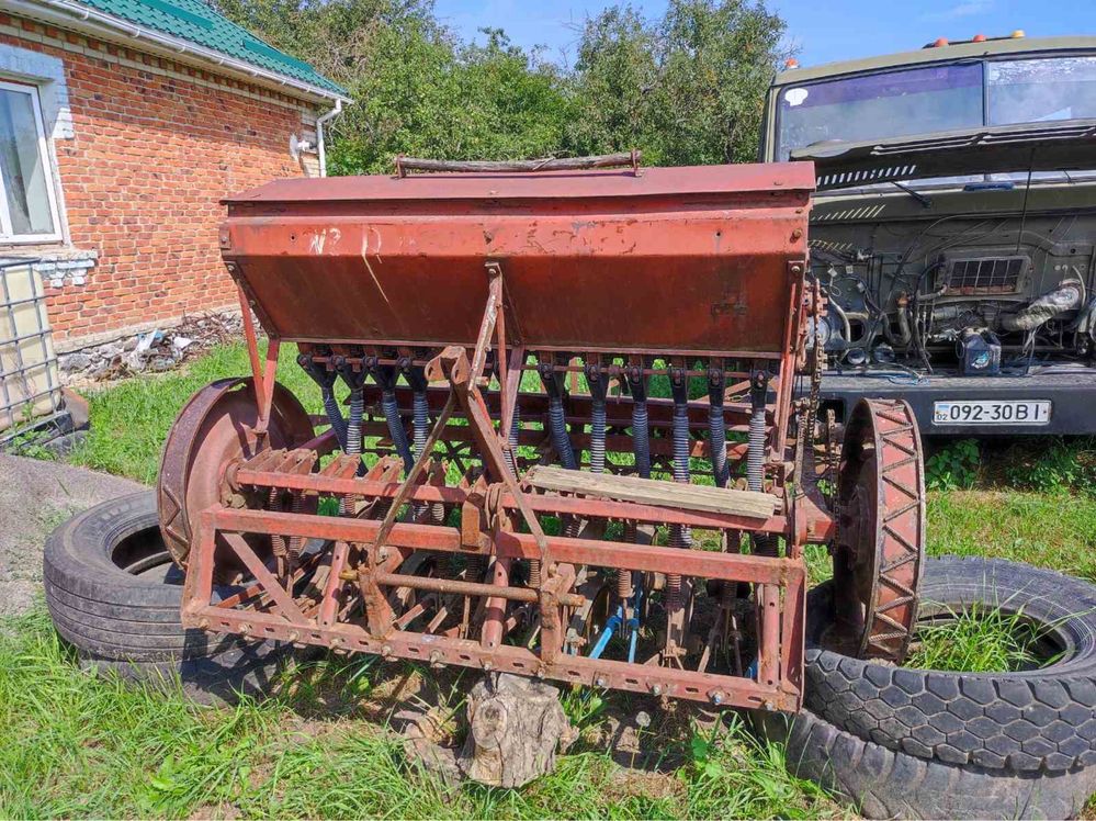 Трактор Т 40 АМ з сівалкою