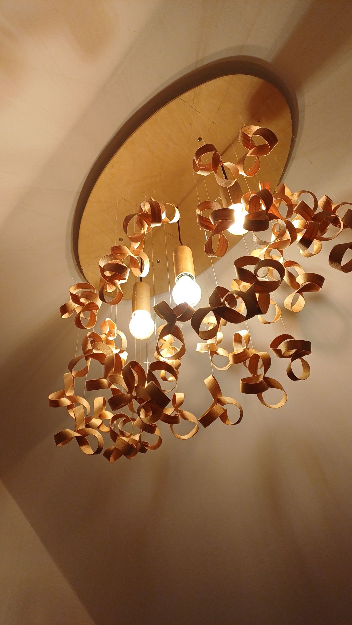 Drewniana lampa wisząca - rękodzieło