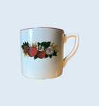 Caneca rustica vintage com motivos de frutos silvestres