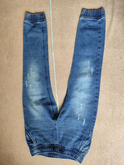 Spodnie jeansowe z przetarciami 140/146