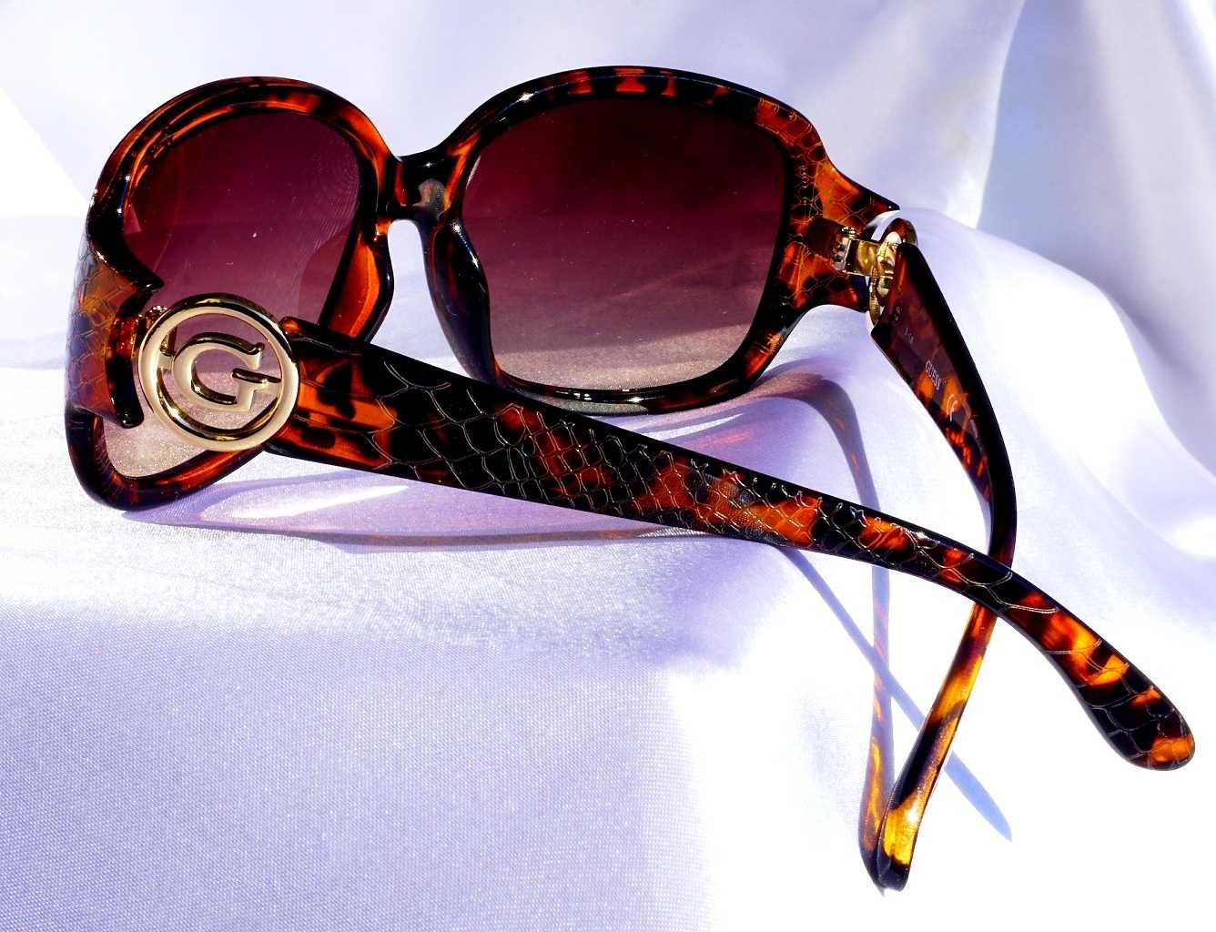 Okulary słoneczne Guess GU7310  bursztunowe skóra węża sunglasses