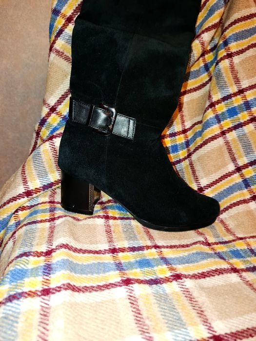 Продаються жіночі чоботи