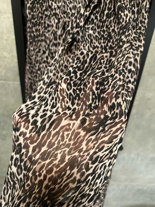 Długa sukienka na ramiączkach z rozcięciem panterka Mohito XS