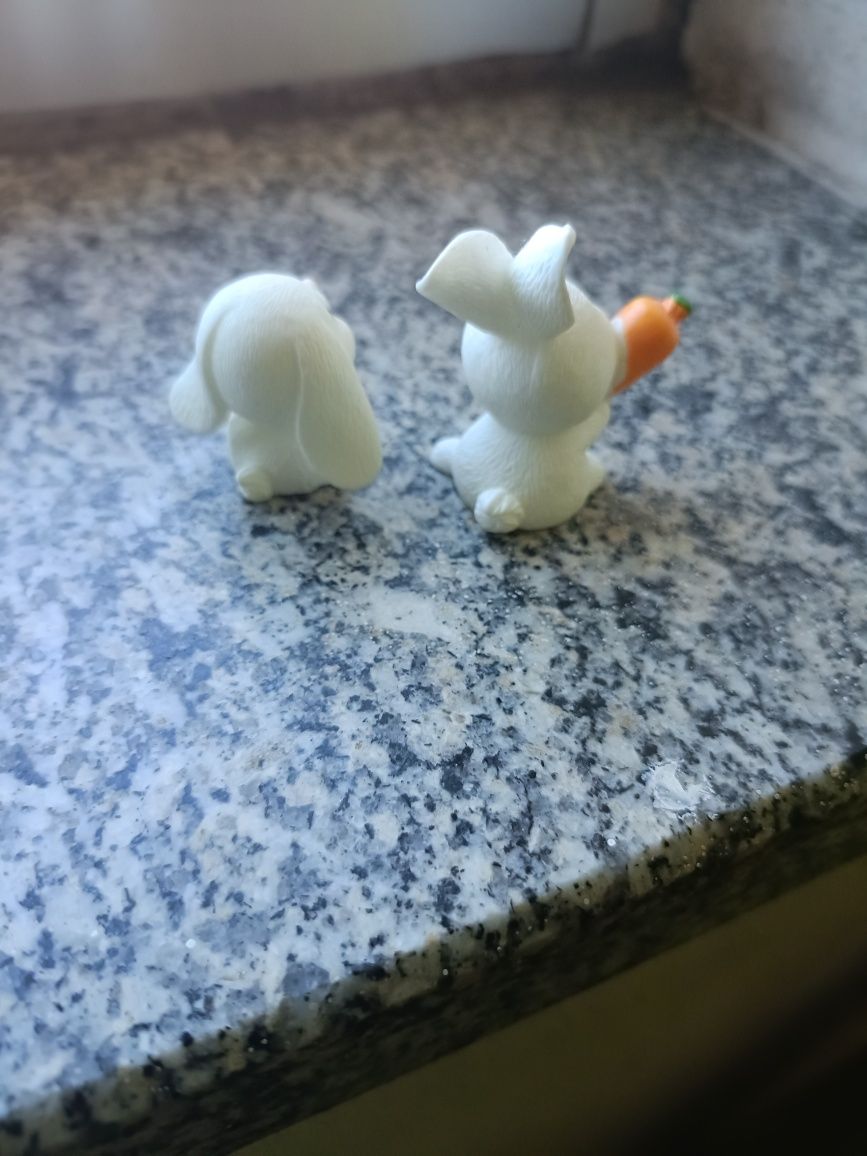 2 Coelho pequenos de decoração cor branca com cenoura (