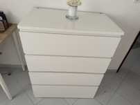 Comoda quatro gavetas com tampo de vidro