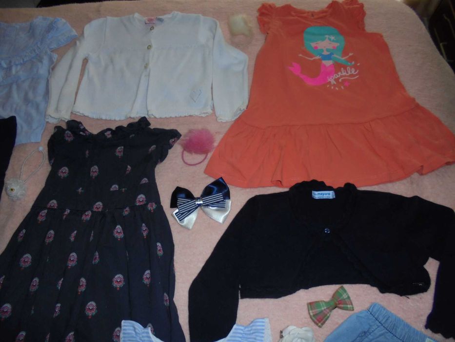 lote de roupa de menina o chapéu branco