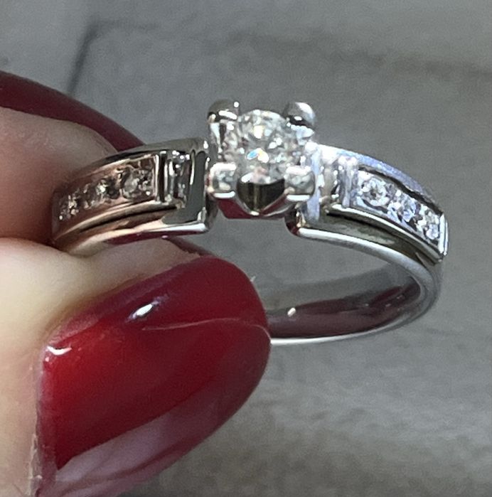 Золотое кольцо с натуральными Якутскими бриллиантами, р17.5; 5.2 г