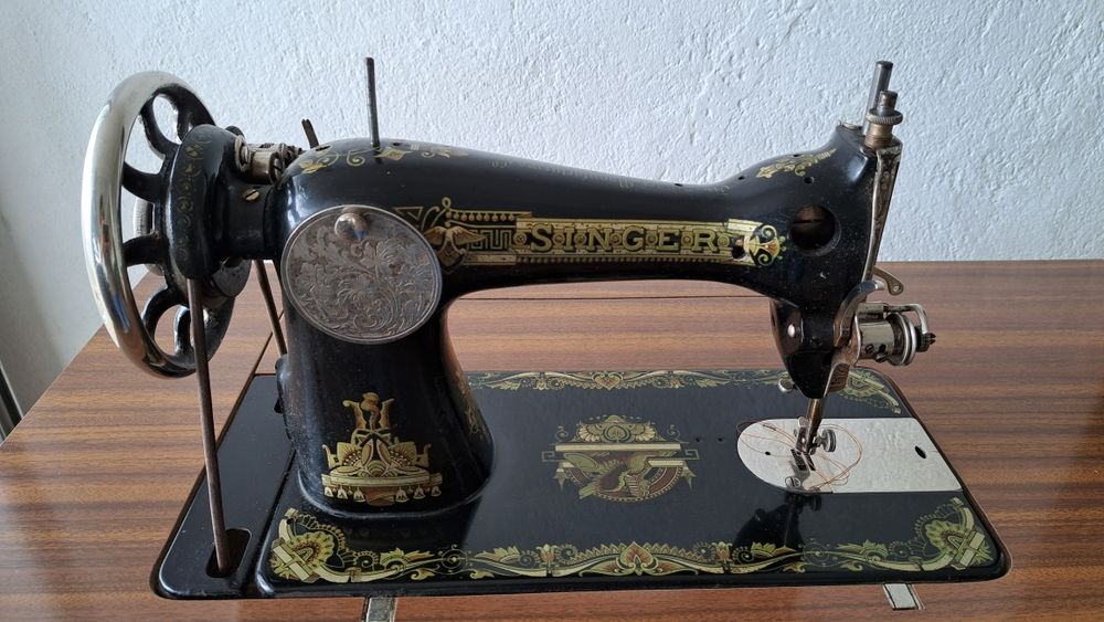 Máquina Singer com móvel