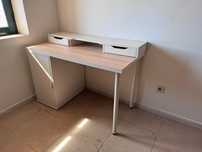 Secretária Ikea com prateleira