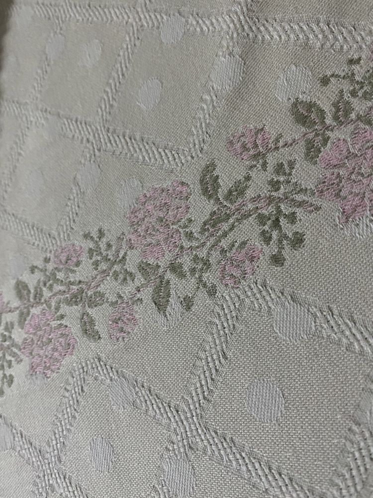 Toalha de Mesa Antiga Bordada em Jacquard Poa