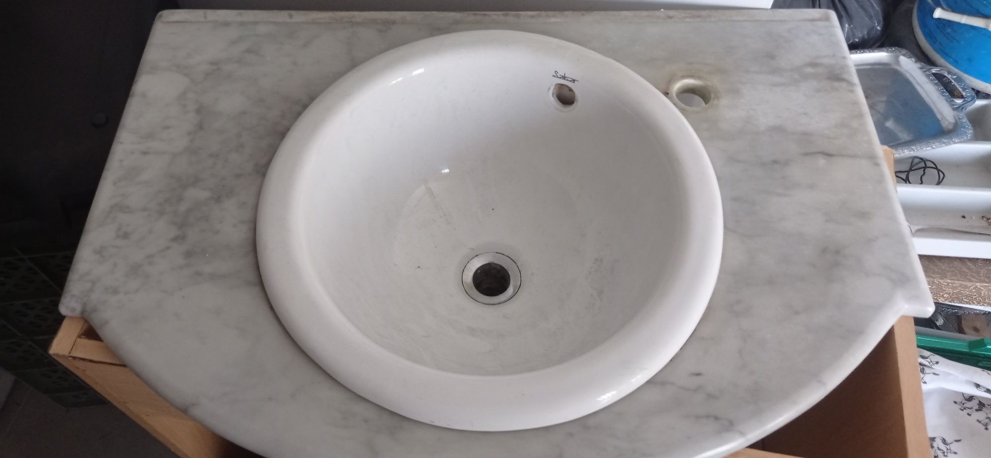 Bacia de quarto de banho com tampo