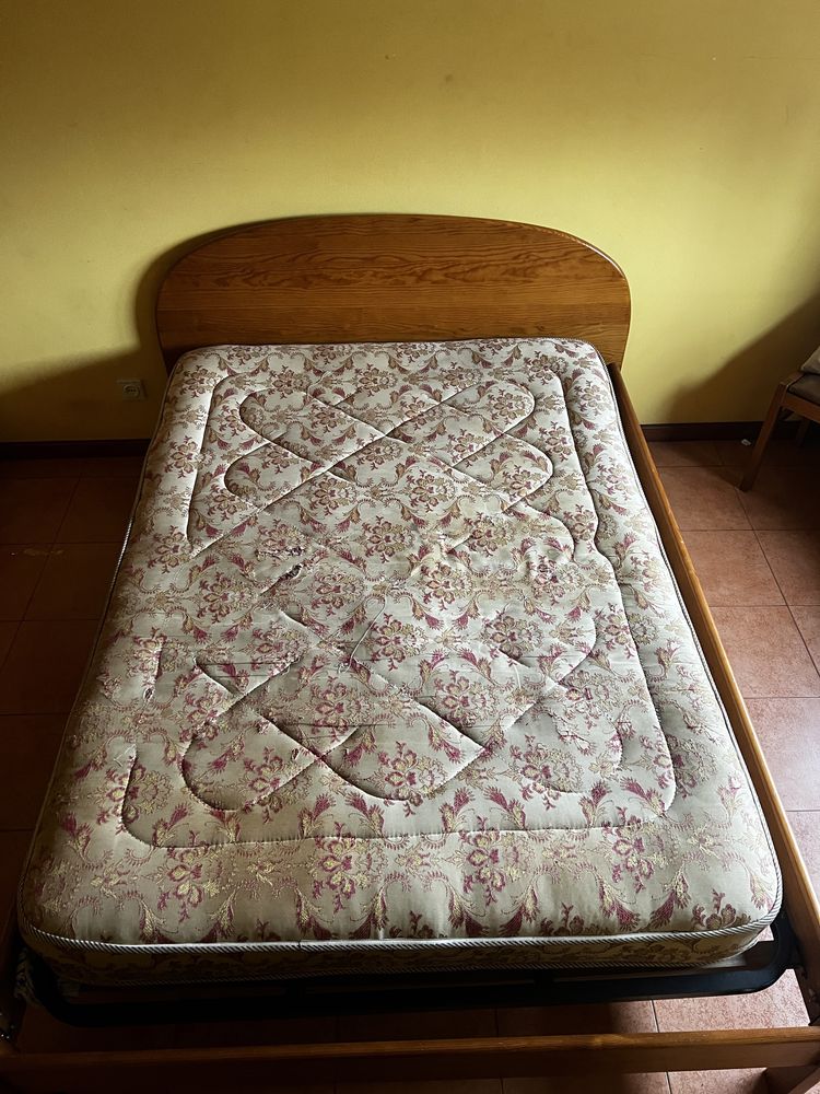 Set de quarto, cama, estrado, mesinha de cabeceira e coleção