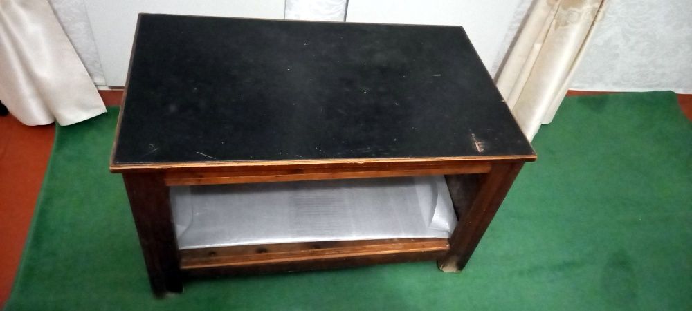 Продам журнальний столик. Стіл. Дерево. Шкіра.