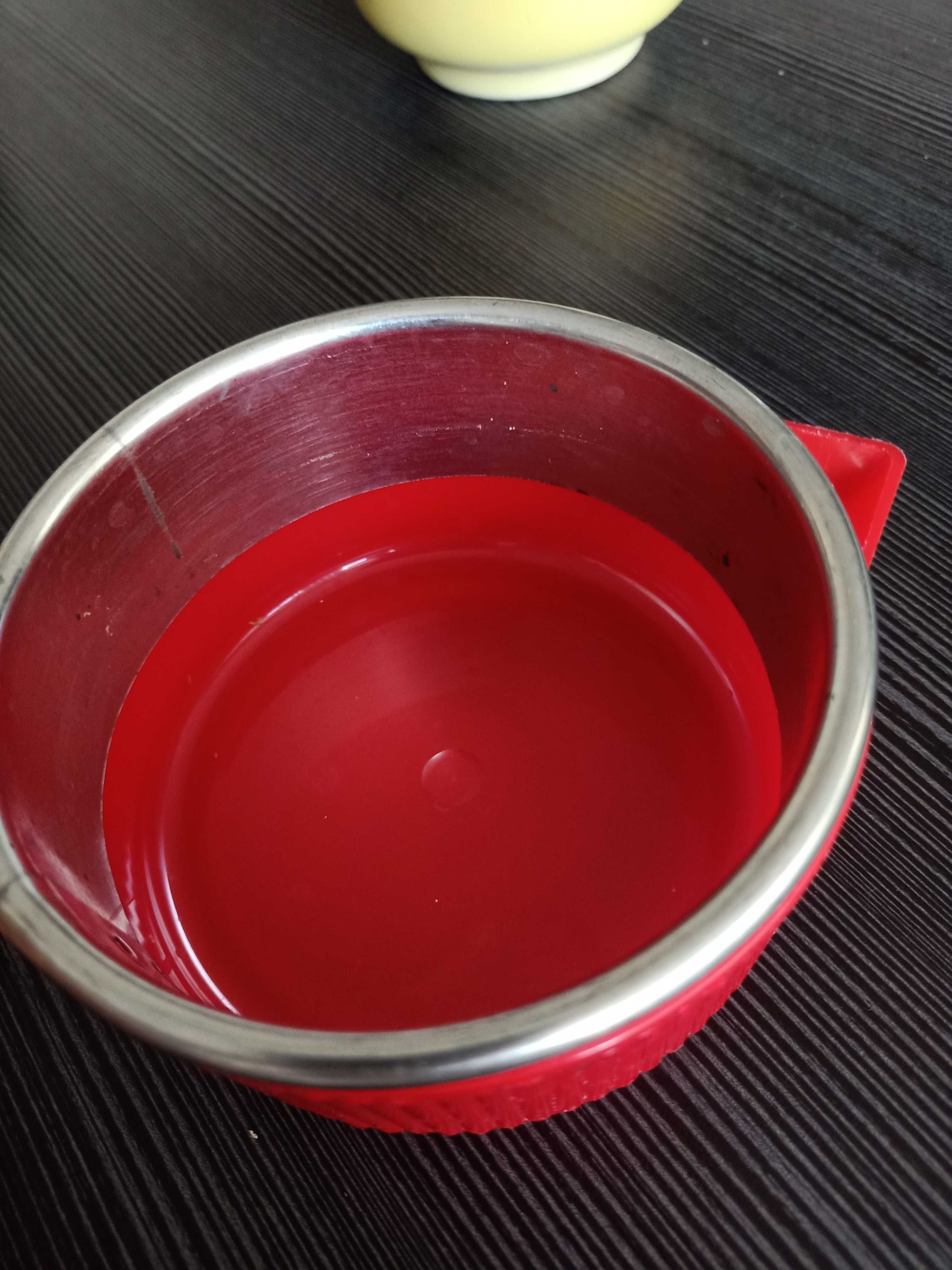Pojemnik czerwony plastikowy na sok