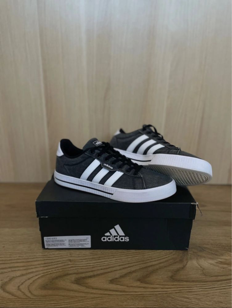 Buty Adidas w czarno białym kolorze - idealne na codzienne stylizacje!