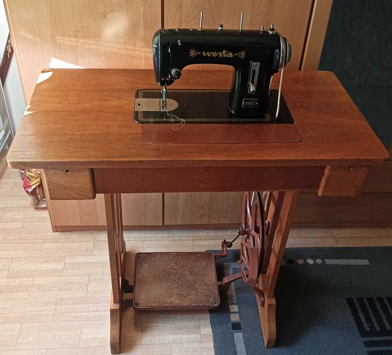 Maszyna do szycia WESTA ze stolikiem