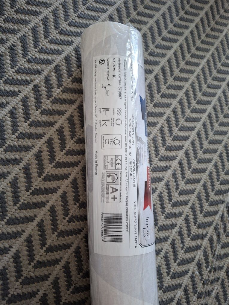 3 rolki tapety winylowej. Zapakowane romby pastelowe  10,05 m x 0,53 m