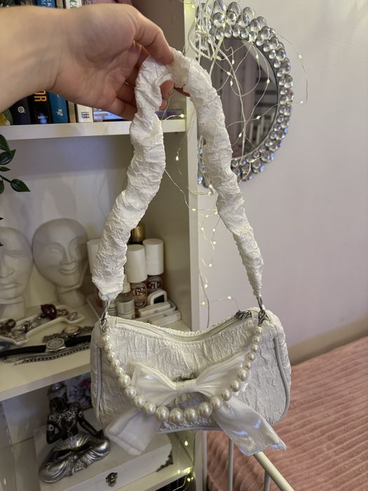 Przepiękna torebka kokardka perły biała