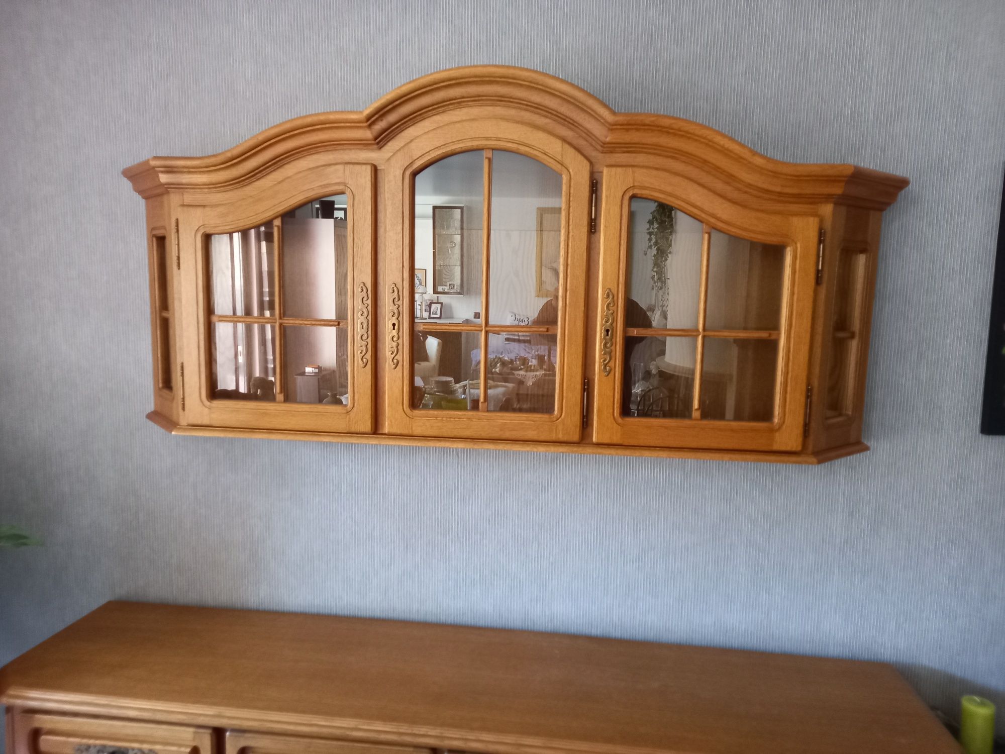Komoda dębowa z witryną do powieszenia