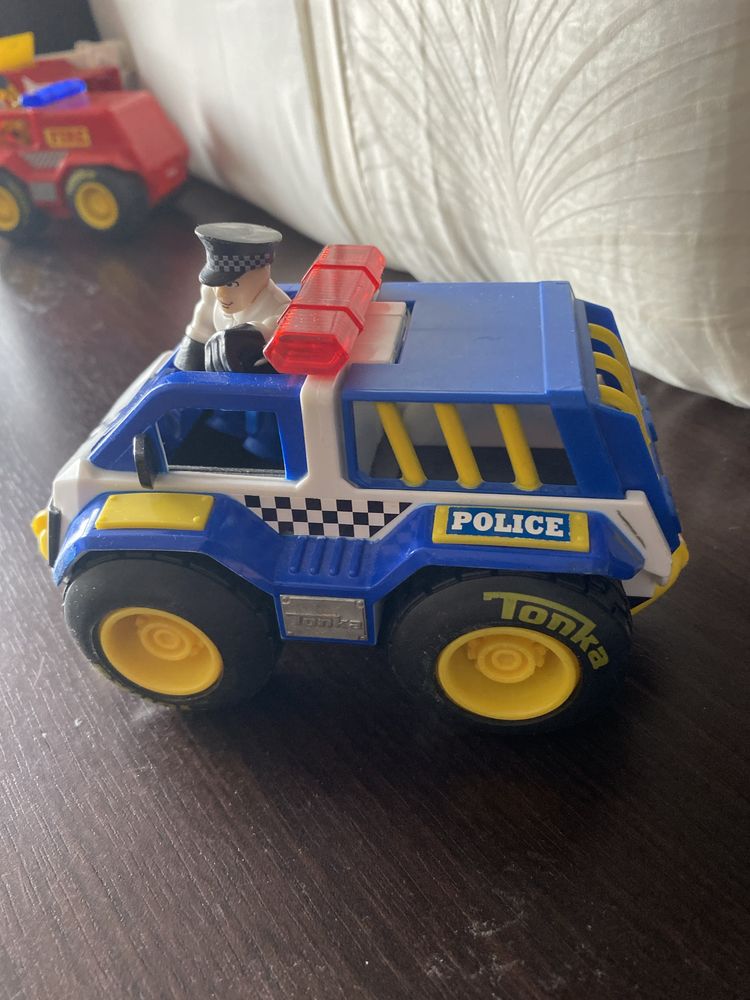 Auto policyjne z figurka policjanta Tonka
