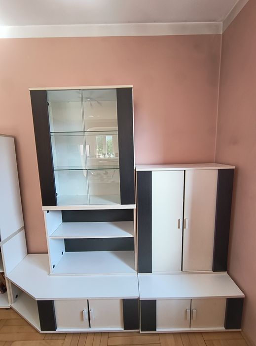 Zestaw białych mebli do salonu