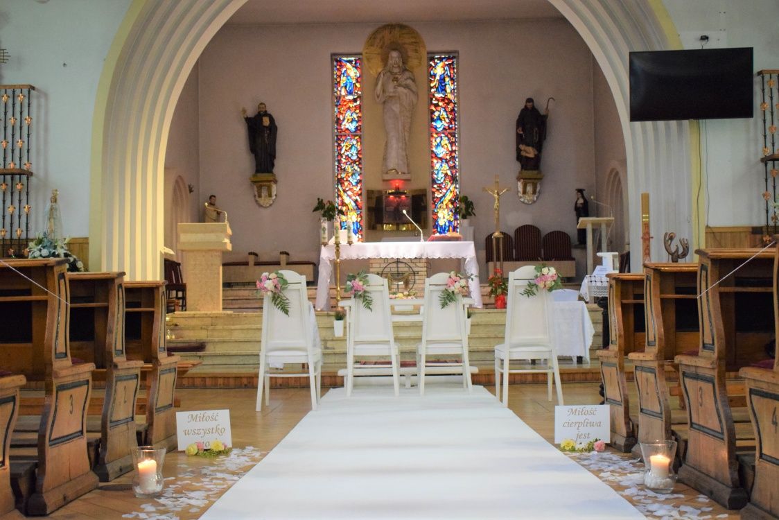 Dekoracje weselne ślub wesele biały dywan kwiaty krzesła klęcznik
