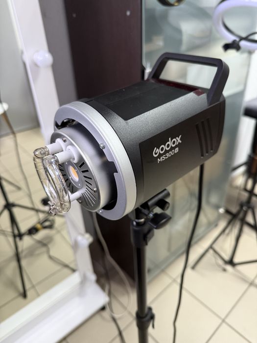 Студійний спалах Godox MS300v в ідеальному стані на гарантії є коробка