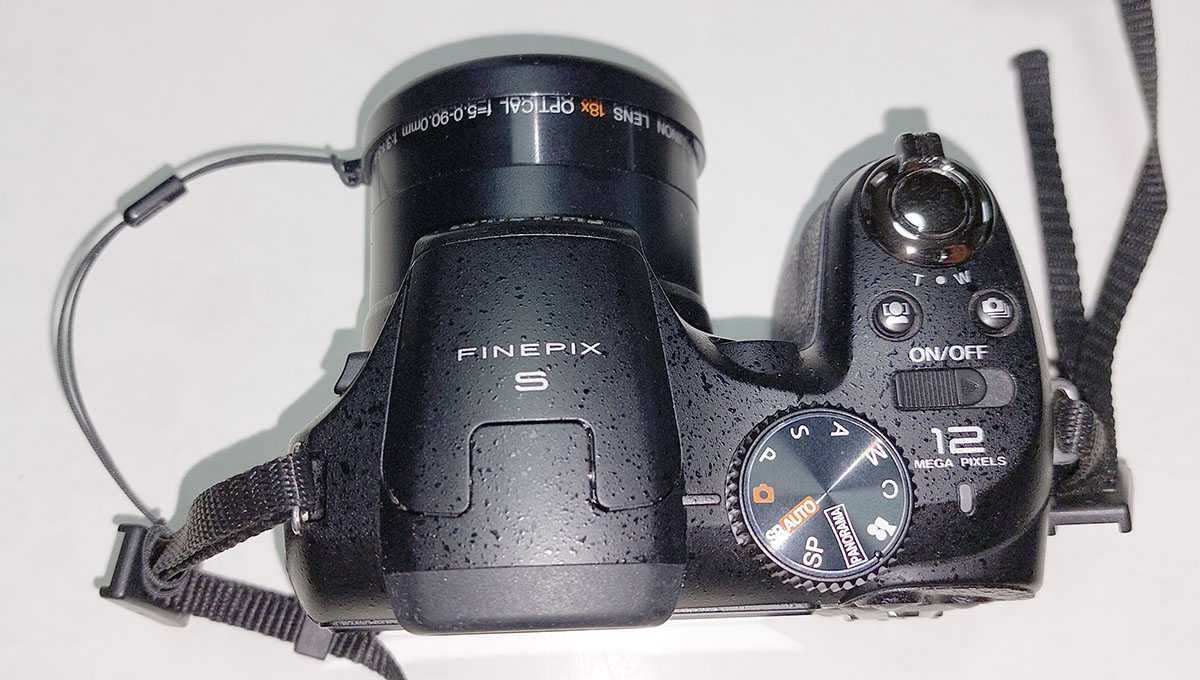 Камера Fujifilm FinePix S1800 с сумкой