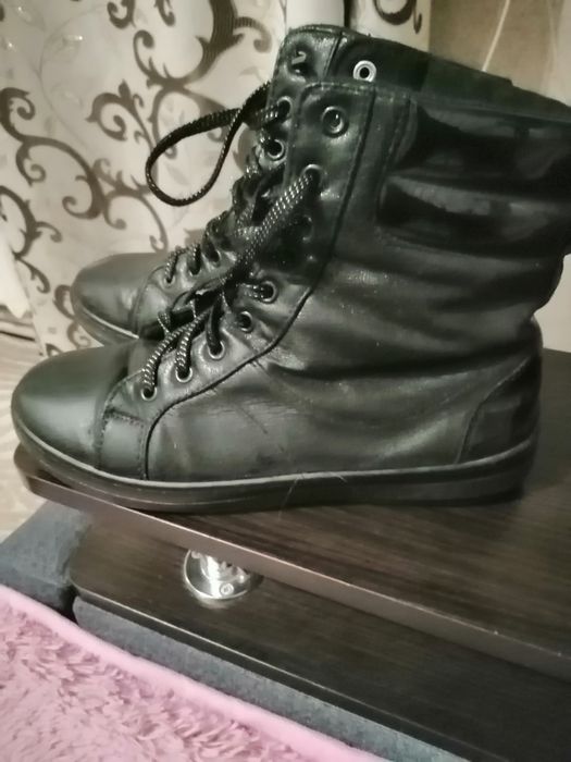 Продам весняні  ботиночки.