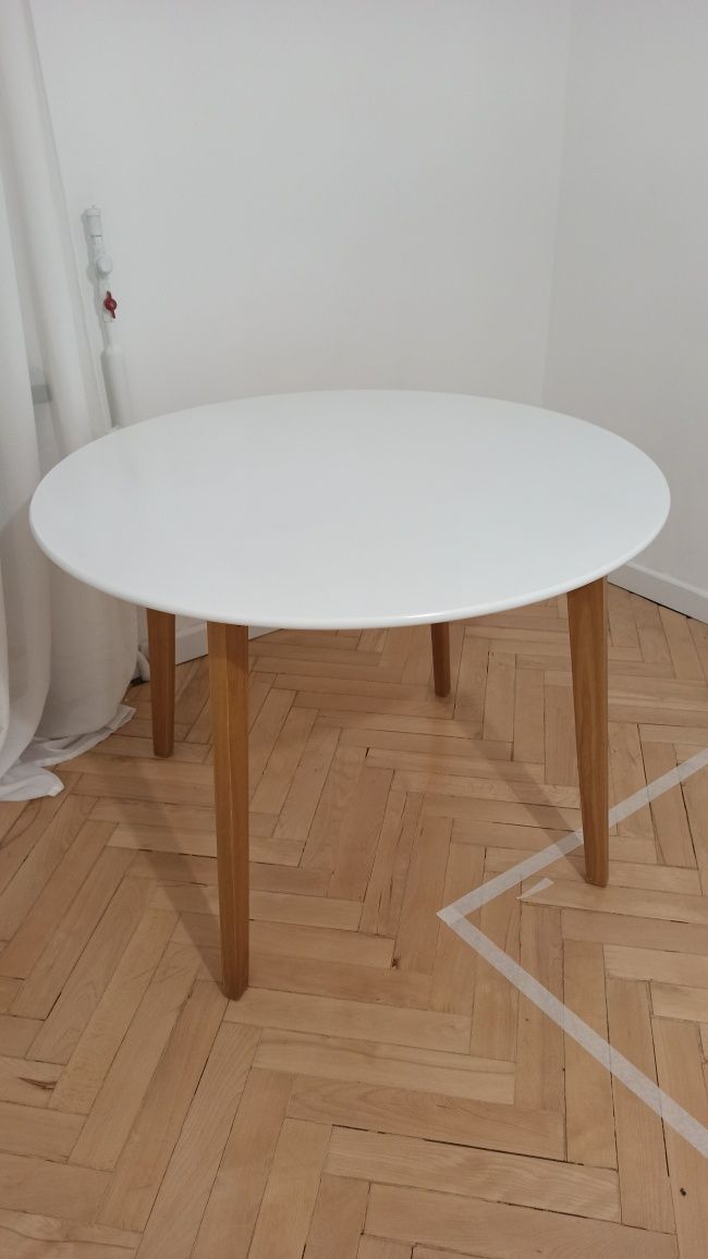 Stół biały/naturalny JEGIND Jysk okrągły drewno i biel 105 cm